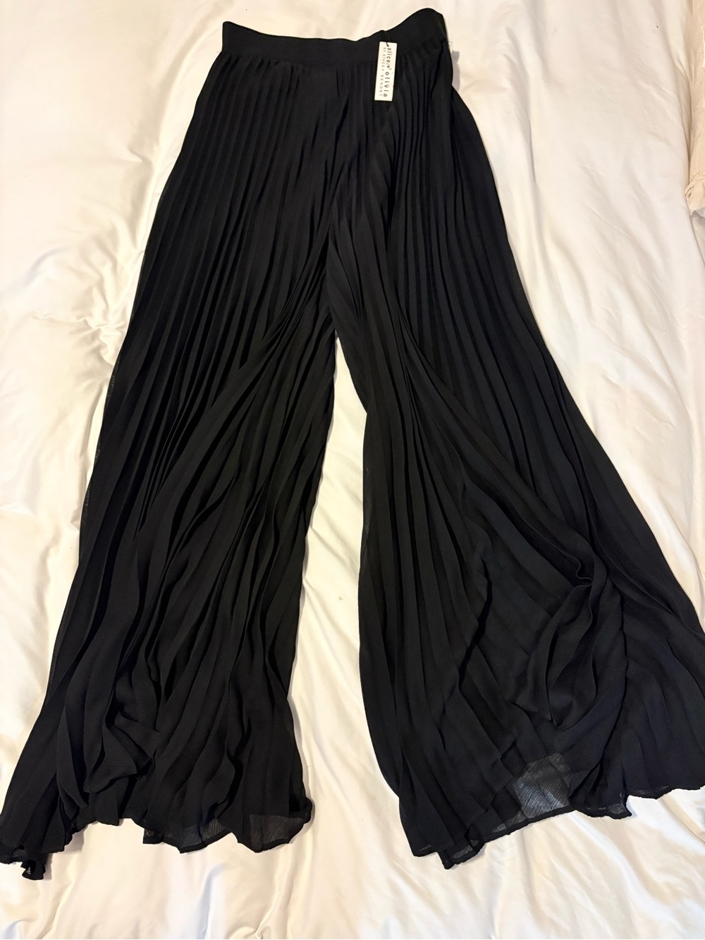 Alice and Olivia Athena pleated Pants NWT size 4